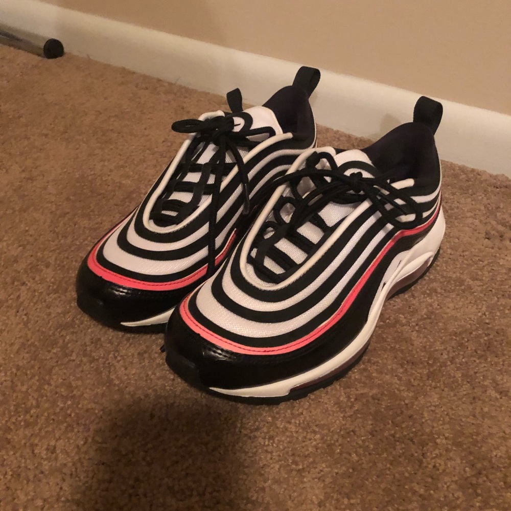 NIKE AIR MAX - SIZE 6